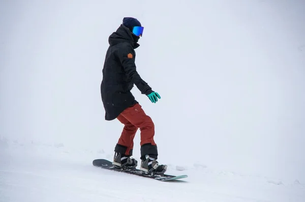 Girl Snowboard Rides Side Mountain — 图库照片