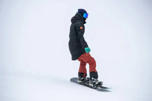 Girl Snowboard Rides Side Mountain — 图库照片