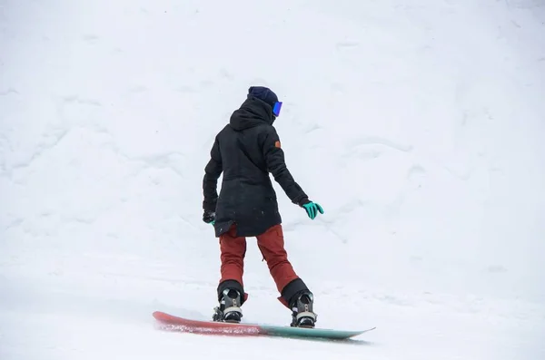Κορίτσι Μια Snowboard Βόλτες Στην Πλευρά Του Βουνού — Φωτογραφία Αρχείου