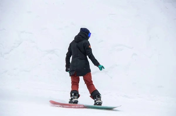 Girl Snowboard Rides Side Mountain — Zdjęcie stockowe