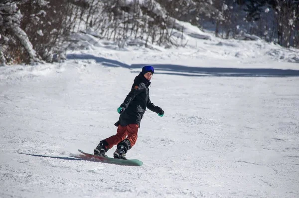Girl Snowboard Rides Side Mountain — Fotografia de Stock