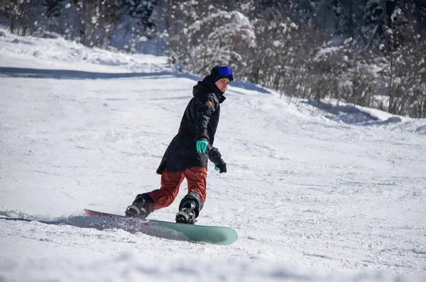 Meisje Een Snowboard Rijdt Naar Beneden Kant Van Berg — Stockfoto