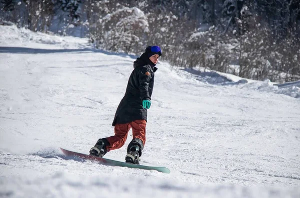 Fille Sur Snowboard Promenades Sur Côté Montagne — Photo