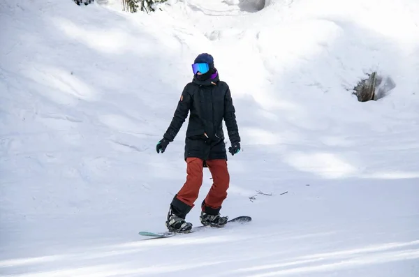 Dziewczyna Snowboardzie Jeździ Zboczu Góry — Zdjęcie stockowe