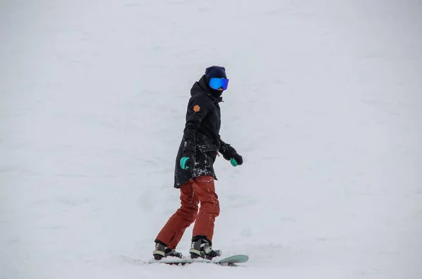 Girl Snowboard Rides Side Mountain — Fotografia de Stock