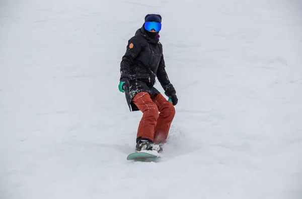 Girl Snowboard Rides Side Mountain — 图库照片