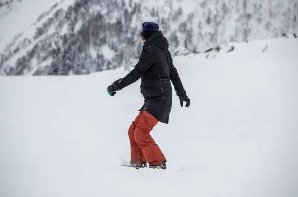 Girl Snowboard Rides Side Mountain — 스톡 사진