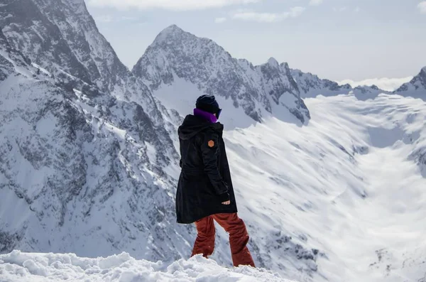 Portret Van Een Meisje Een Besneeuwde Berg — Stockfoto