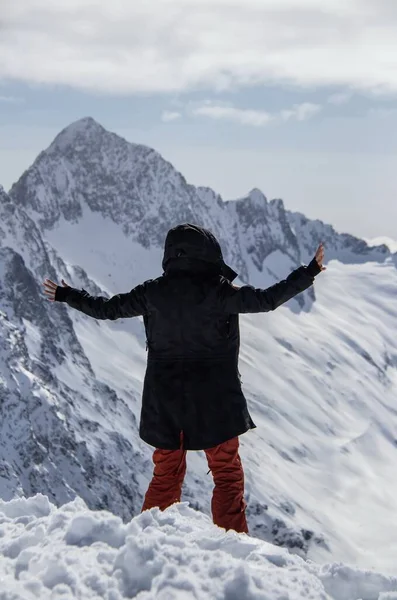 눈덮인 꼭대기에 소녀의 — 스톡 사진