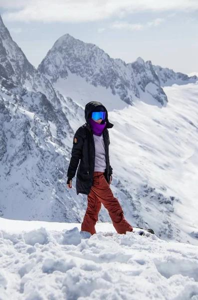 Portret Dziewczyny Szczycie Zaśnieżonej Góry — Zdjęcie stockowe