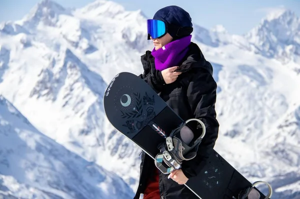 Retrato Uma Menina Com Snowboard Topo Uma Montanha Nevada — Fotografia de Stock