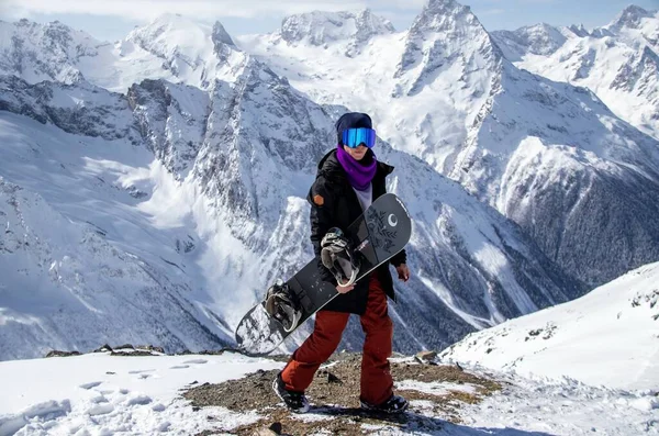 Portré Egy Lányról Snowboarddal Egy Havas Hegy Tetején — Stock Fotó