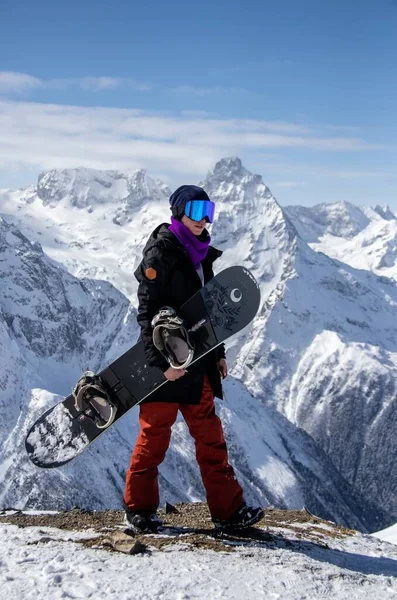Portret Dziewczyny Snowboardem Szczycie Zaśnieżonej Góry — Zdjęcie stockowe
