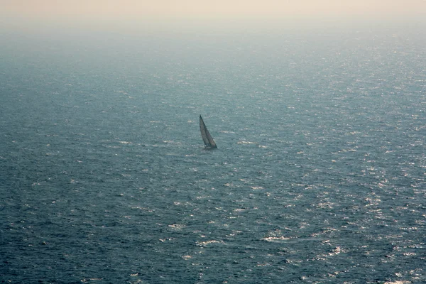 Un barco solitario en libertad — Foto de Stock