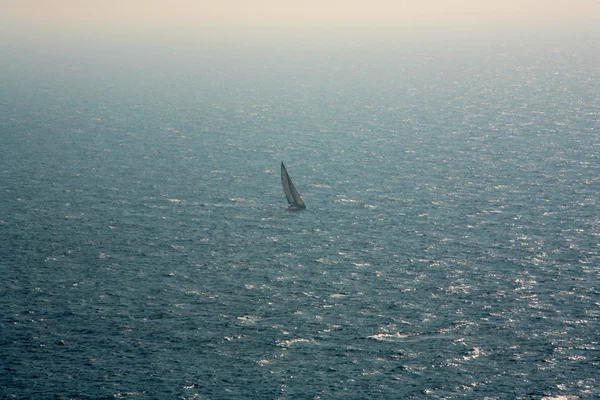Ein einsames Boot auf freiem Fuß Stockbild