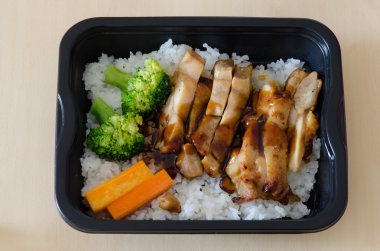 pilav ve kızarmış tavuk.