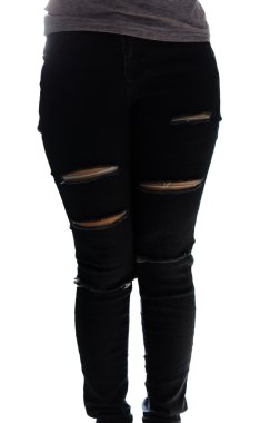 yırtık kot pantolon.