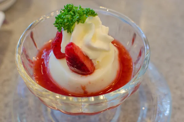 Pudding yogurt topped strawberries. — Stock Photo, Image