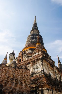 Tapınak ve Buda heykelleri.