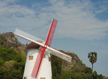 yel değirmenleri ve dağlar.