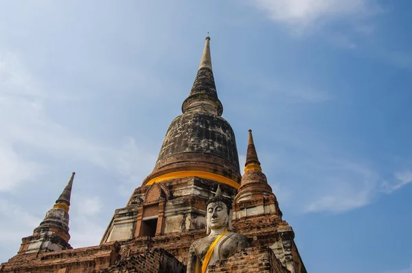 Tapınak ve Buda heykelleri. — Stok fotoğraf