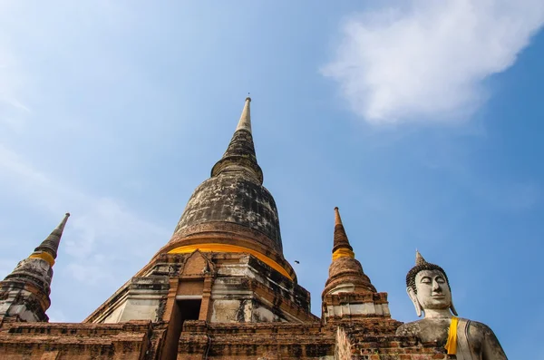 Tapınak ve Buda heykelleri. — Stok fotoğraf