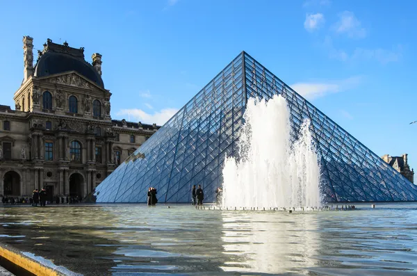 Museo del Louvre a Parigi — Foto Stock