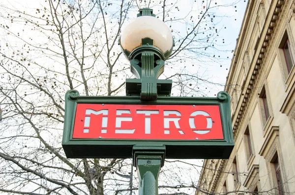 U-Bahn-Schild und Straßenlaterne — Stockfoto