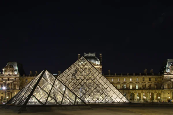 Louvre Museum in Paris — Stockfoto