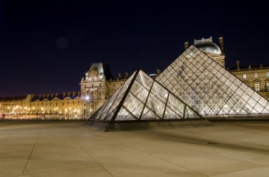 Paris 'teki Louvre Müzesi