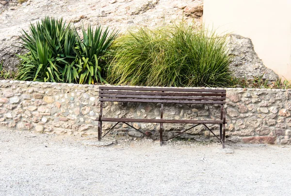 Stål stol i trädgården — Stockfoto