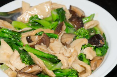 tavada kızartılmış brokoli, mantar