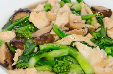 tavada kızartılmış brokoli, mantar