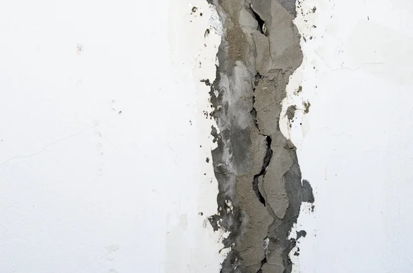 Трещины в стене — стоковое фото