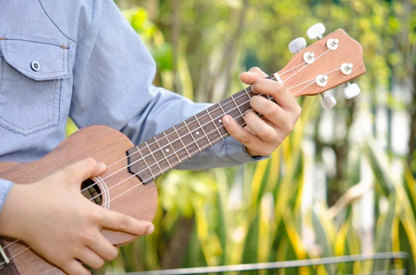 Criança Jogue o ukulele — Fotografia de Stock