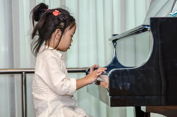 Kinderen spelen de piano — Stockfoto