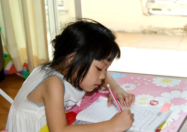 Niños escribiendo libro de mesa —  Fotos de Stock