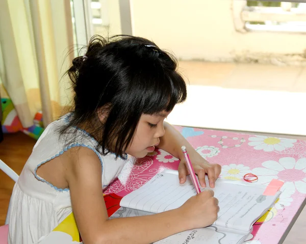 Niños escribiendo libro de mesa —  Fotos de Stock