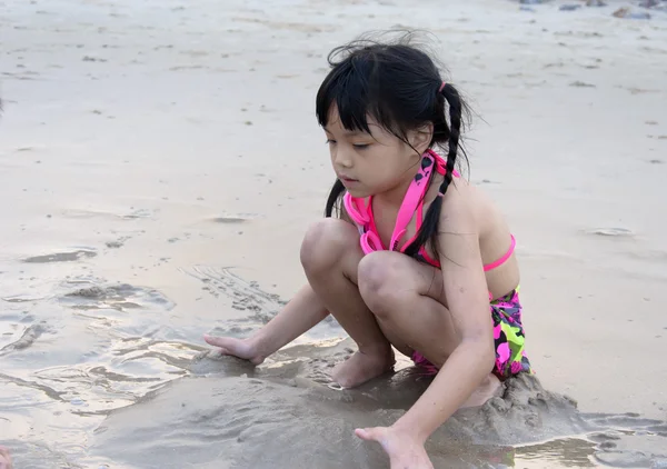 Children playing in sand — Stock Photo, Image