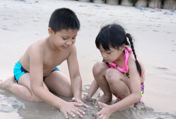Children playing in sand — Stock Photo, Image