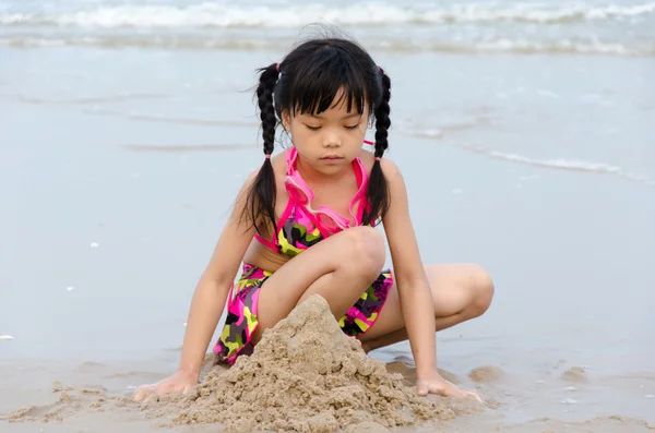 Children playing in sand — Stock Photo, Image