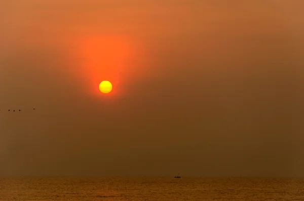 Pôr do sol barco — Fotografia de Stock