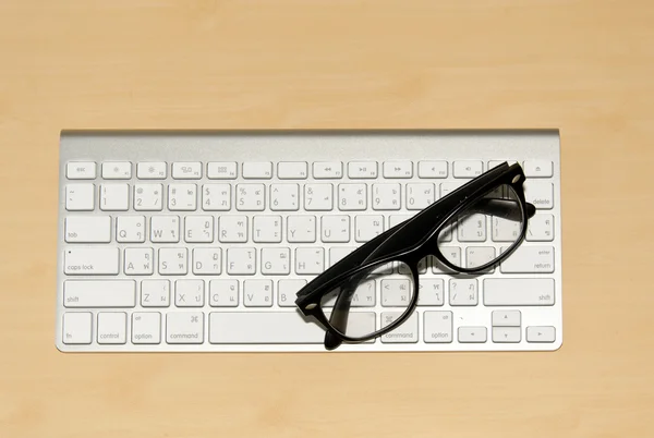 Tastatur und Brille — Stockfoto