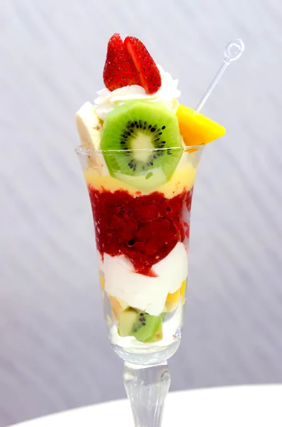 Ice cream with fruit — Stock Photo, Image