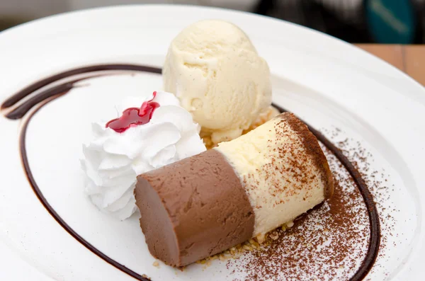 アイスクリームやケーキ. — ストック写真