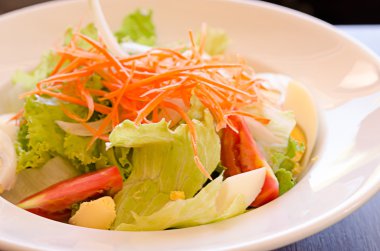 Yumurta sebze salatası