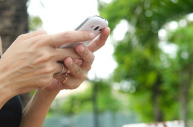 akıllı telefon elinde