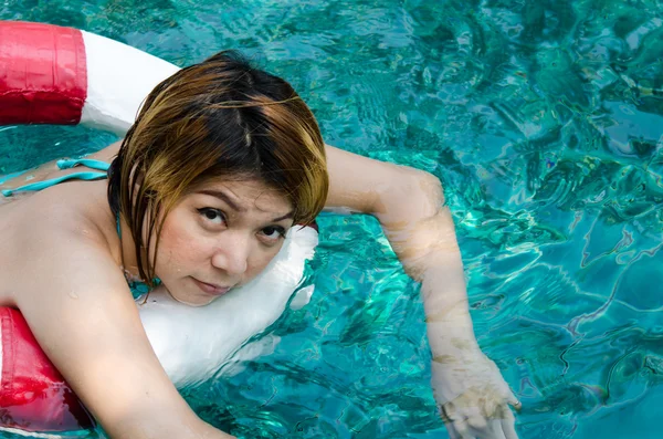 Kvinna på pool — Stockfoto