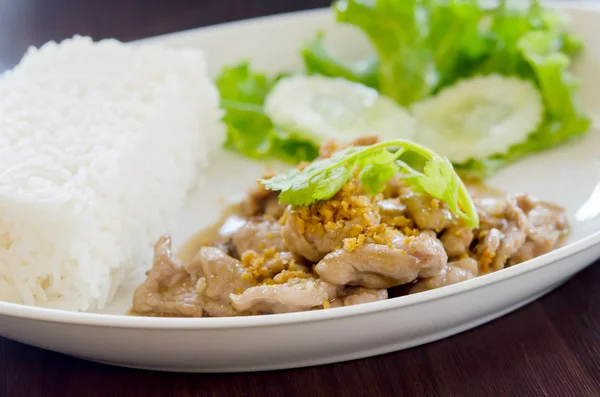 Daging babi dengan beras bawang putih — Stok Foto