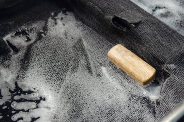 Araba halısını yıka. Araba halısında fırça ve temizlik malzemesi kullanarak modern arabanın içini temizle..